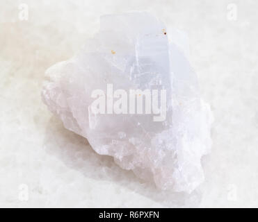 Ruvida Magnesite cristallino pietra su bianco Foto Stock