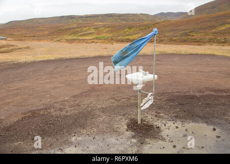 Servizi igienici esterni e primavera calda doccia dalla geotermia al vulcano Krafla nei pressi del Lago Myvatn, Islanda Foto Stock