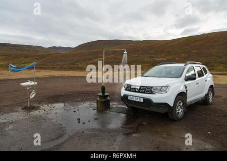 Dacia Duster 4x4 affitto Noleggio auto presso il gabinetto esterno e primavera calda doccia dalla geotermia al vulcano Krafla nei pressi del Lago Myvatn, Islanda Foto Stock