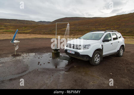 Dacia Duster 4x4 affitto Noleggio auto presso il gabinetto esterno e primavera calda doccia dalla geotermia al vulcano Krafla nei pressi del Lago Myvatn, Islanda Foto Stock