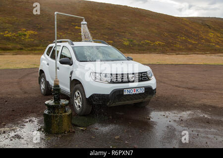 Dacia Duster 4x4 affitto Noleggio auto presso il gabinetto esterno e primavera calda doccia dalla geotermia al vulcano Krafla nei pressi del Lago Myvatn, Islanda Foto Stock