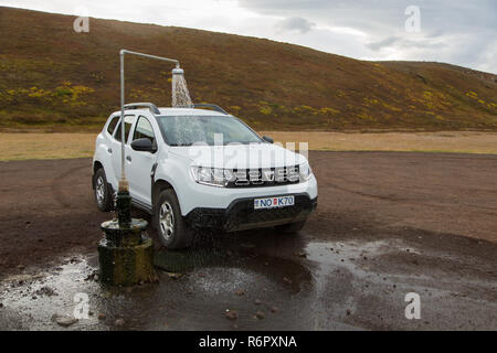 Dacia Duster 4x4 affitto Noleggio auto presso il gabinetto esterno e primavera calda doccia dalla geotermia al vulcano Krafla nei pressi del Lago Myvatn, Islanda Foto Stock