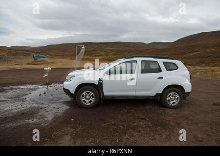 Dacia Duster 4x4 affitto Noleggio auto presso il gabinetto esterno e primavera calda doccia dalla geotermia al vulcano Krafla nei pressi del Lago Myvatn, Islanda Foto Stock