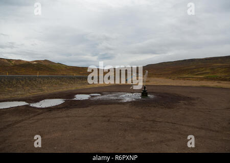 Servizi igienici esterni e primavera calda doccia dalla geotermia al vulcano Krafla nei pressi del Lago Myvatn, Islanda Foto Stock