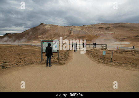 I turisti a piedi round guardando l'area geotermale a Hverir, Namafjall, Islanda Foto Stock