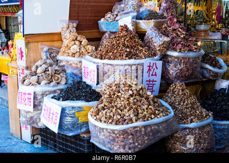 Negozio di generi alimentari, Shuzheng villaggio tibetano, Jiuzhaigou Parco Nazionale, nella provincia di Sichuan, in Cina Foto Stock