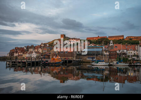 Porto di Whitby. Whitby è una città di mare, porto e parrocchia civile nel quartiere di Scarborough e contea inglese del North Yorkshire, Agosto 2017 Foto Stock