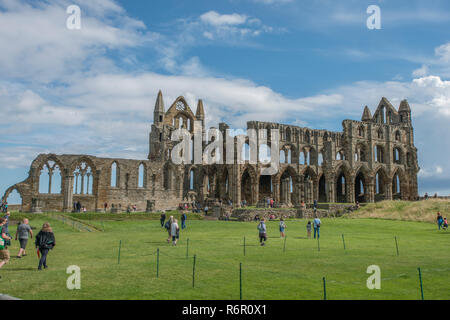 Le rovine di Whitby. Whitby è una città di mare, porto e parrocchia civile nel quartiere di Scarborough e contea inglese del North Yorkshire, Agosto 2017 Foto Stock