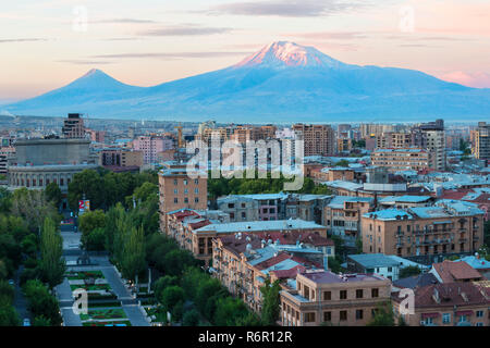 Il monte Ararat e a Yerevan visto dalla cascata di sunrise, Yerevan, Armenia, Medio Oriente e Asia Foto Stock