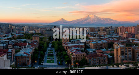 Il monte Ararat e a Yerevan visto dalla cascata di sunrise, Yerevan, Armenia, Medio Oriente e Asia Foto Stock