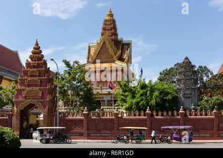 Wat Ounalom su Sisowath Quay, tuk tuk i taxi di fronte al tempio, Phnom Penh Cambogia Foto Stock