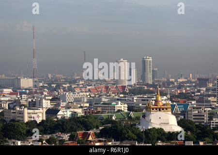 Stupa dorato su Golden Mount, Wat Saket tempio, northern skyline, Vista panoramica dal Grand China Hotel, Chinatown, Bangkok, Thailandia Foto Stock