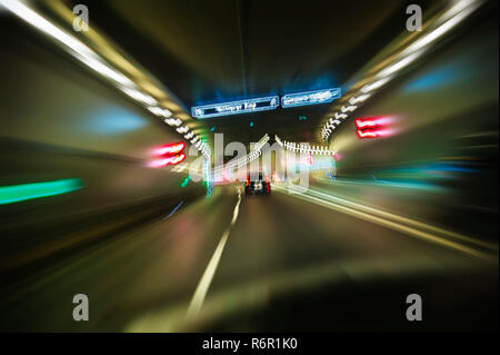 Il traffico automobilistico attraverso tunnel Luise-Kiesselbach, Monaco di Baviera, Baviera, Baviera, Germania Foto Stock