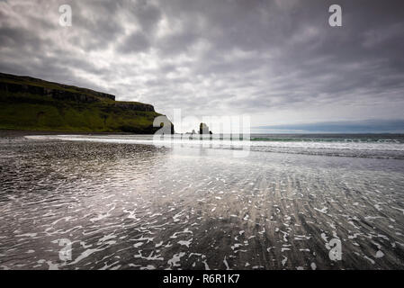 Dark Cloud atmosfera nella baia di Talisker Bay, Isola di Skye in Scozia, Gran Bretagna Foto Stock