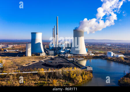 Drohnenaufnahme, Das Kraftwerk Staudinger, betrieben vom Energiekonzern EON, Großauheim, cause Großkrotzenburg, Assia, Deutschland Foto Stock