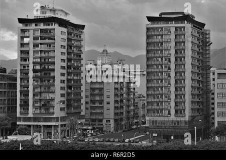 Palermo, Sicilia, Italia - 22 Ottobre 2018: una chiusura dei due torre alta blocchi che dominano il panorama del paesaggio urbano di Palermo dal porto Foto Stock