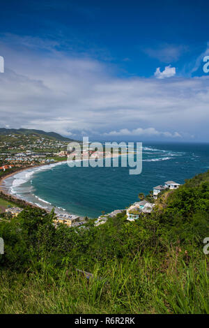 Saint Kitts litorale in cui il Mar dei Caraibi incontra l'Oceano Atlantico Foto Stock