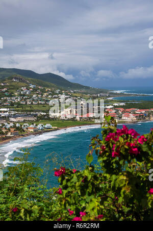 Saint Kitts litorale in cui il Mar dei Caraibi incontra l'Oceano Atlantico Foto Stock