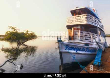 Tradizionale barca di legno la navigazione sul fiume Rio delle Amazzoni, Amazona stato, Brasile Foto Stock