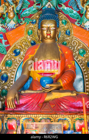 Statua all'interno di un tempio buddista, Shuzheng villaggio tibetano, Jiuzhaigou Parco Nazionale, nella provincia di Sichuan, in Cina, Patrimonio Mondiale dell Unesco Foto Stock