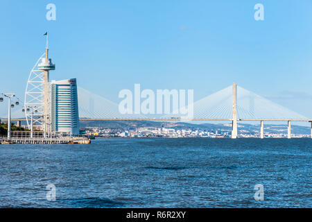 Ponte Vasco de Gama e torre vista dal Parque das Naçoes, Lisbona, Portogallo Foto Stock