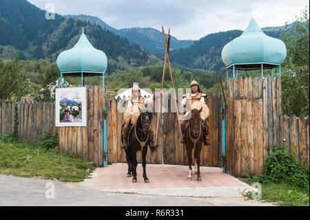 Due piloti davanti all'ingresso del kazako villaggio etnografico Aul Gunny, Talgar città, Almaty in Kazakistan e in Asia Centrale, Asia, per editoriale Foto Stock