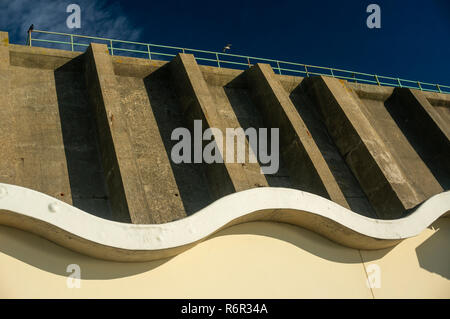 Spiaggia di interessanti capanne sulla scogliera sotto il percorso tra Brighton e Saltdean, East Sussex, Regno Unito Foto Stock