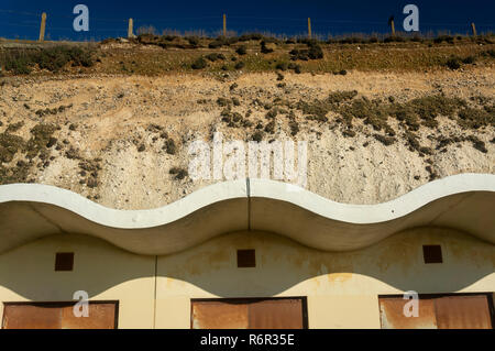 Spiaggia di interessanti capanne sulla scogliera sotto il percorso tra Brighton e Saltdean, East Sussex, Regno Unito Foto Stock