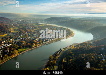 Rheinbogen bei Unkel am oberen Mittelrhein, Rheinbogen im Dunst, Bundesstraße B9 Richtung Remagen, Unkel, Landkreis Neuwied, Renania-Palatinato, Deutsch Foto Stock