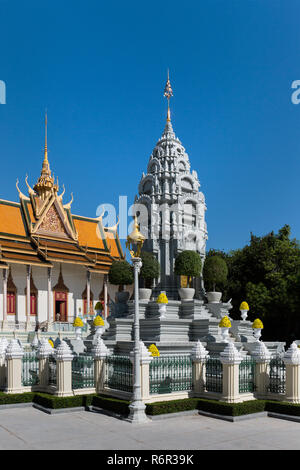 Stupa della Principessa Kantha Bopha davanti la Pagoda d'argento nel Palazzo Reale distretto, Phnom Penh Cambogia Foto Stock
