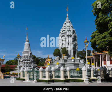 Stupa della Principessa Kantha Bopha accanto alla Pagoda d'argento nel Palazzo Reale distretto, Phnom Penh Cambogia Foto Stock