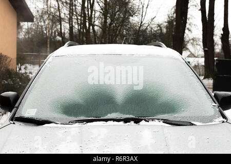 Lo scongelamento del ghiaccio dal parabrezza per auto Foto Stock