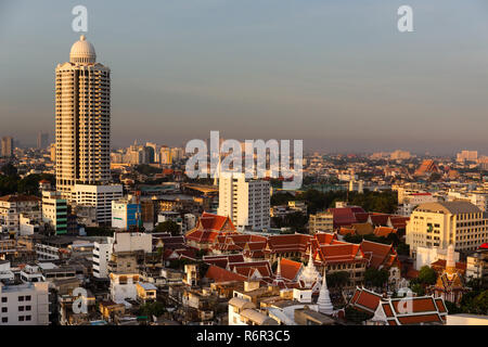 River Park condominio, torre a Menam Chao Phraya, Wat Chakrawat, Chakkrawat tempio, vista panoramica dal Grand China Hotel, Chinatown, Bangkok Foto Stock