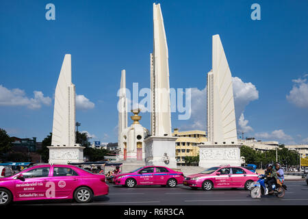 La democrazia monumento, taxi sulla rotatoria, Bangkok, Thailandia Foto Stock