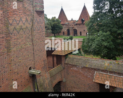 Castello di Malbork, un sito Patrimonio Mondiale dell'UNESCO in Malbork Polonia costruito in mattoni rossi dall'Ordine Teutonico, vista esterna delle pareti aggrovigliati Foto Stock