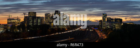 Tramonto panoramico colpo di Zuidas il business e commerciale di zona di Amsterdam, Paesi Bassi Foto Stock