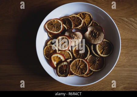 Frutta secca, decorazioni di Natale Foto Stock