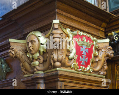 Artus Court museum a Danzica Polonia, deve vedere per i turisti, vista interna con sculture in legno figura in testa la hall Foto Stock