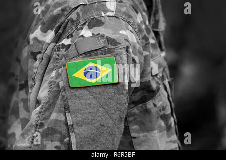 Bandiera del Brasile sul braccio di soldati. Bandiera del Brasile su uniformi militari (collage). Foto Stock