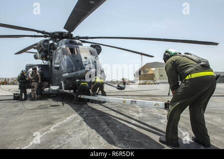 MANAMA, Bahrain (18 maggio 2017) velisti assegnati ai Blackhawks di elicottero di contromisure Mine Squadron (HM) 15, preparare un MH-53E mare Dragon per essere trainato prima di condurre la mia formazione di contromisura. HM-15 è assegnato alla Task Force 52, promuovere la mia attività di contromisura NEGLI STATI UNITI Quinta Flotta area di operazioni. Foto Stock