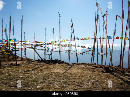 La parte superiore delle chele La pass, Bhutan con l'Himalaya in background. Questo è il più alto punto di azionamento in Bhutan e viene coperto con colorati Foto Stock