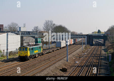 Una classe 86 locomotore elettrico numero 86501 lavorando un northbound Freightliner a Headstone Lane sulla costa ovest Mainline. Foto Stock