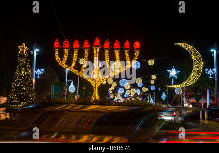 Haifa, Israele - 1 Dicembre 2018 : Tre religioni ornamenti di luce nella Colonia Tedesca decorazione per le vacanze, a Haifa, Israele Foto Stock