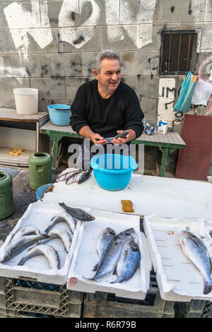 Venditore ambulante di vendita del pesce in Vico Tratoio nei Quartieri Spagnoli, Quartiere Spagnoli, ancora uno di Napoli le aree più povere, Napoli, Italia. Foto Stock