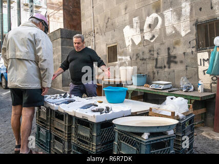Venditore ambulante di vendita del pesce in Vico Tratoio nei Quartieri Spagnoli, Quartiere Spagnoli, ancora uno di Napoli le aree più povere, Napoli, Italia. Foto Stock