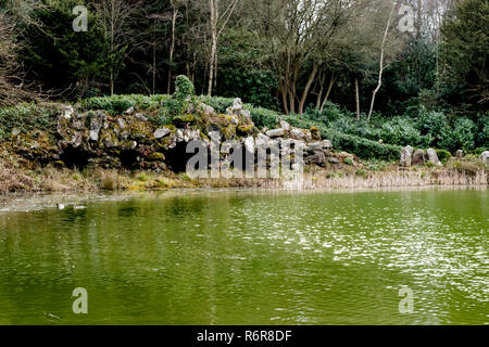 Claremont Lago con il vecchio ponte in background Foto Stock