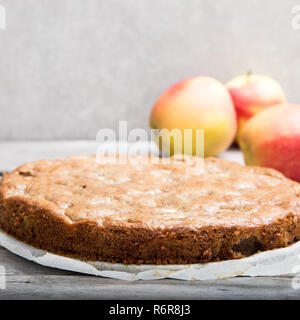 La torta di mele con tutta la farina di grano su un sfondo di legno. concetto di mangiare sano Foto Stock