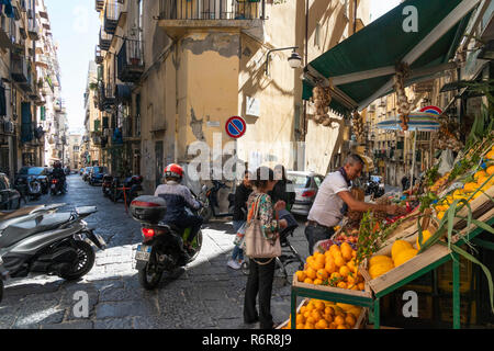 Frutta e verdura negozio il Vico Storto, Sant' Anna di Palazzo nei Quartieri Spagnoli, Quartiere Spagnoli, Napoli, Italia. Foto Stock