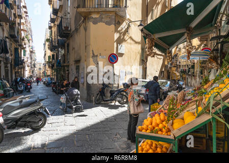 Frutta e verdura negozio il Vico Storto, Sant' Anna di Palazzo nei Quartieri Spagnoli, Quartiere Spagnoli, Napoli, Italia. Foto Stock