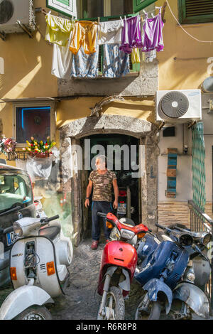 Un motore officina meccanica nei Quartieri Spagnoli, Quartiere Spagnoli, ancora uno di Napoli le aree più povere, Napoli, Italia. Foto Stock